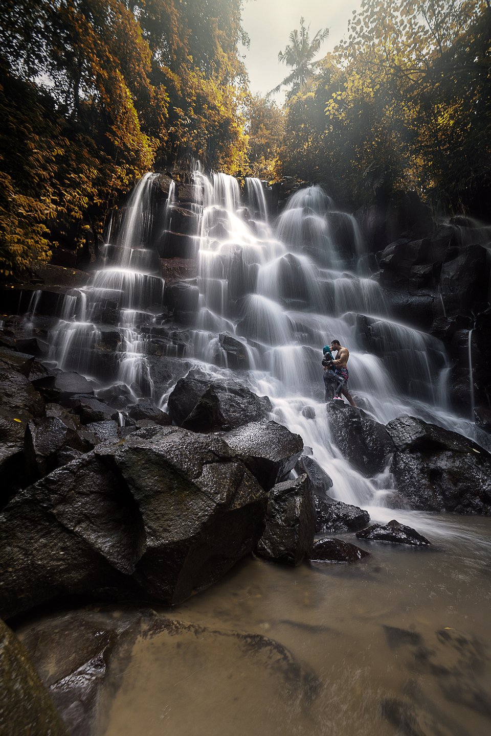 Breathtaking scene for these two lovers in Bali (Wahyu Teguh Setiawan/AGORA images)