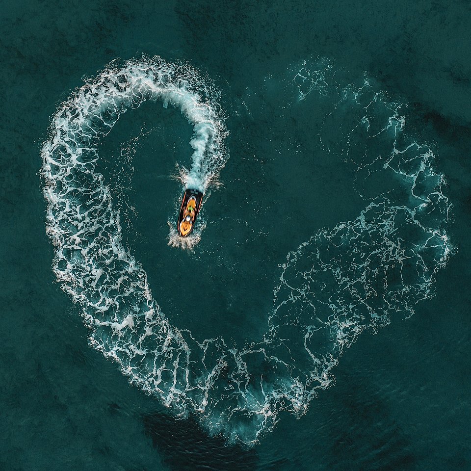 Boat love declaration in Greece(Ioannis Koukouzis/AGORA images)