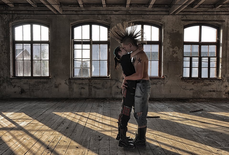 Electric kiss in Germany (Perry Wunderlich/AGORA images)