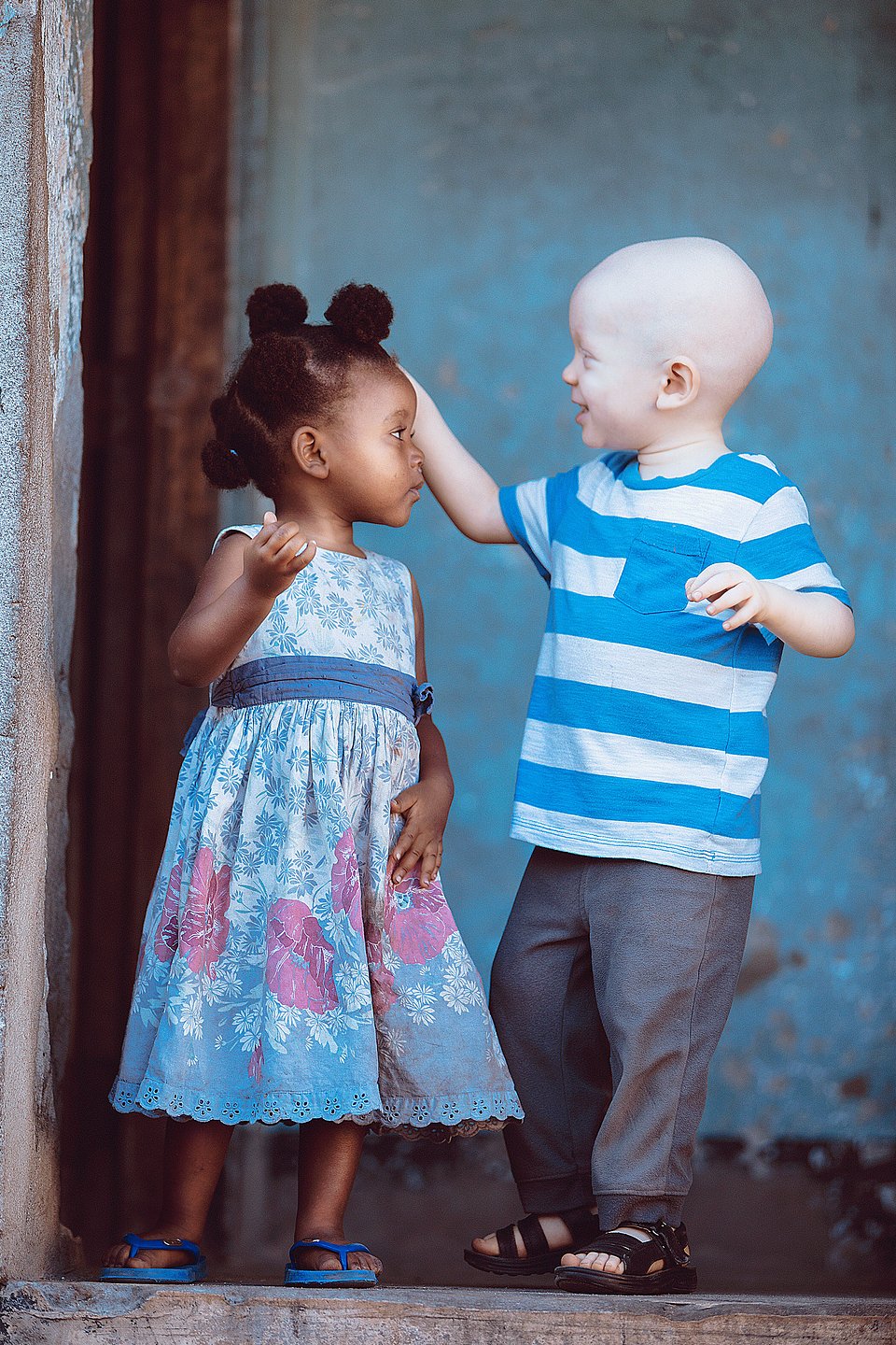Two toddlers Tanzania (BM Visuals/AGORA images)