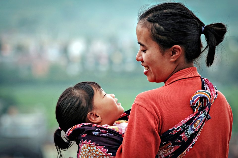 Intense look between a mother and her daughter, Thailand (Asep/AGORA images)