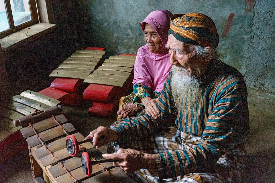 Elderly couple enjoying simple moments in their long and loving life together, Indonesia (John Harris Nadeak/AGORA images)