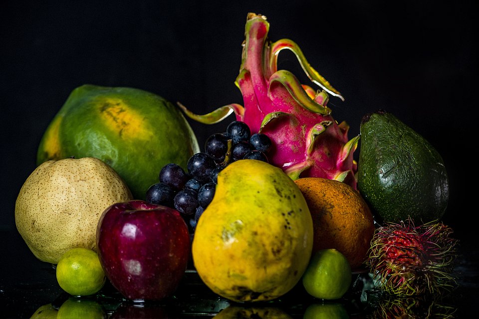 Delicious exotic fruit platter (Phyo Moe/AGORA images)