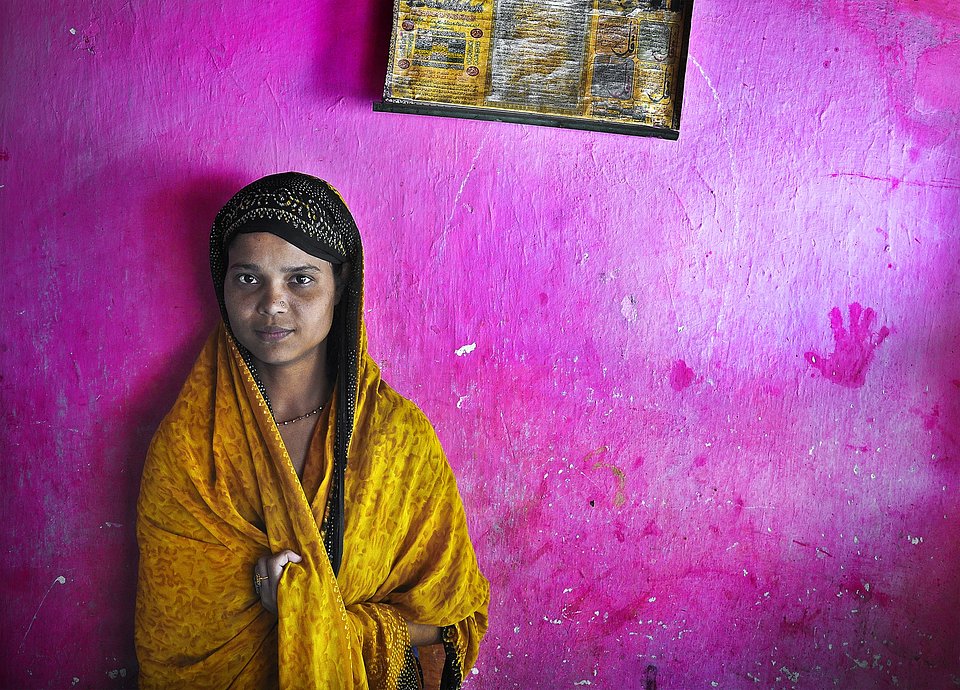 Teenager in the colorful streets of Kolkata, India (Pranab Basak/AGORA images)