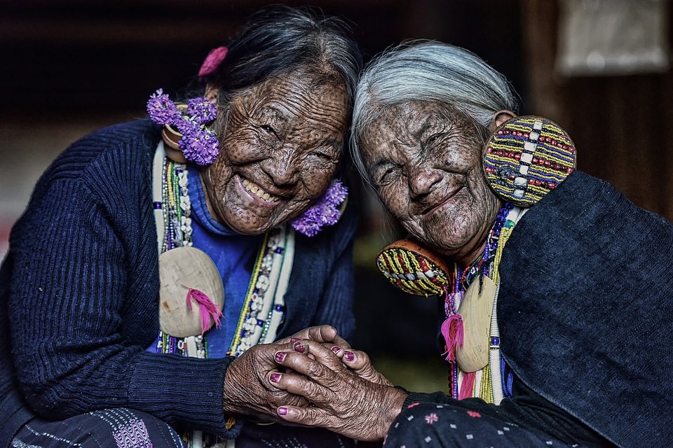 A 74 year-old friendship between these two belonging to the same tribe (Chin) (TunPaingAung/AGORA images)