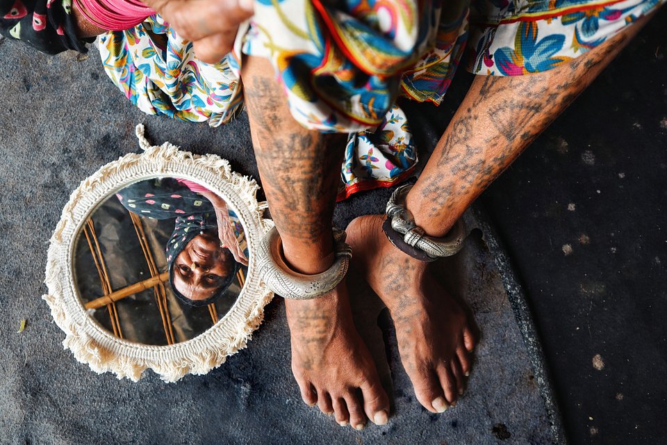 Splendid reflection trick from this street photographer in India (Manan Verma/AGORA images)