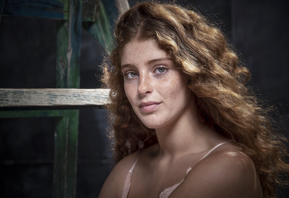 Deep portrait revealing the model's incredible beauty (Montse Ferré/AGORA images)