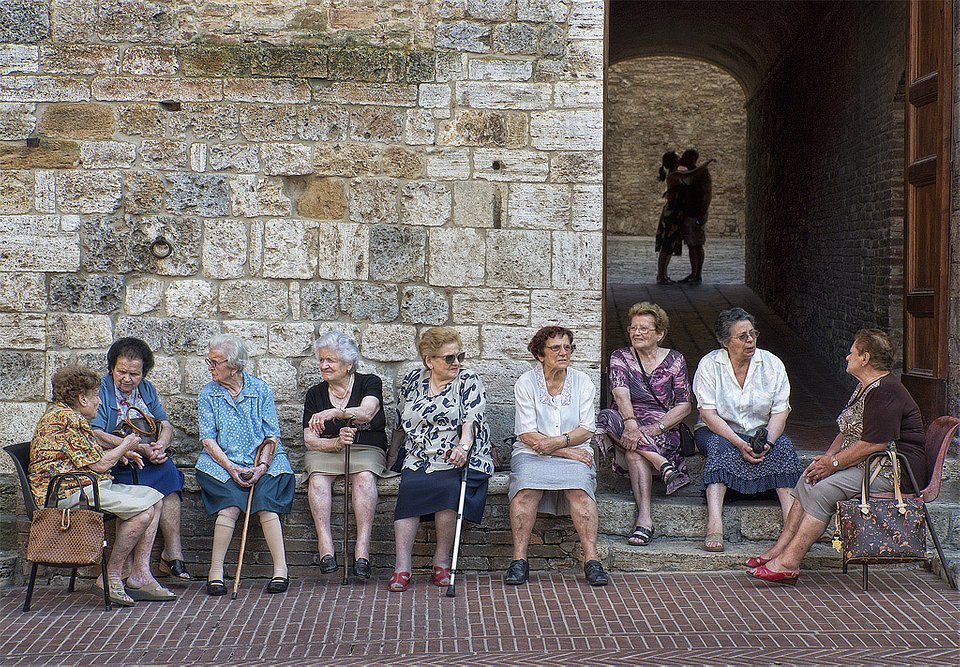There’s always something to chat about with these old friends. (Marcel Van Balken/AGORA images)