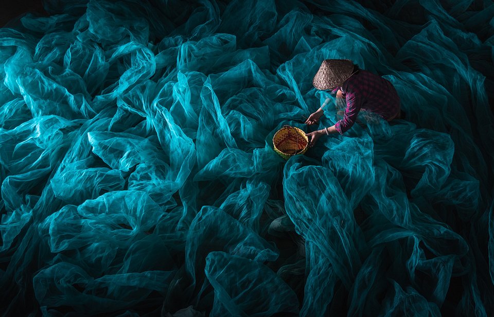 Today, more than 640 000 tons of these fishing nets are circulating among our oceans. (Lee Mumford/AGORA images)