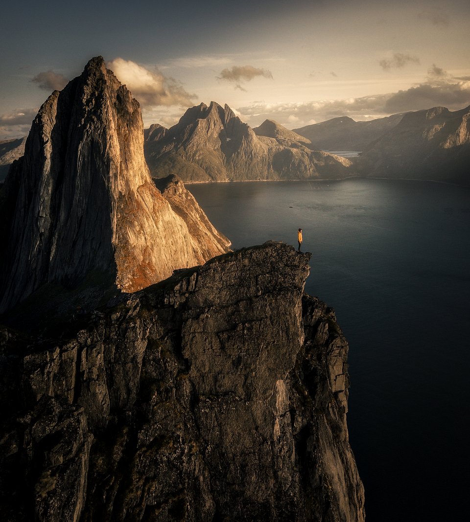 📍Senja, Norway (Corinna Jüptner/AGORA images)
