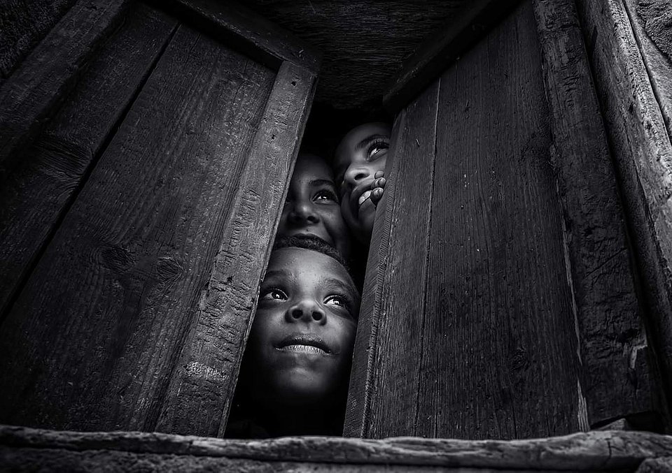 This photo was taken at the national festival of Siwa Oasis. These brothers watched with hope in their eyes as planes flew up into the sky. (Agora)