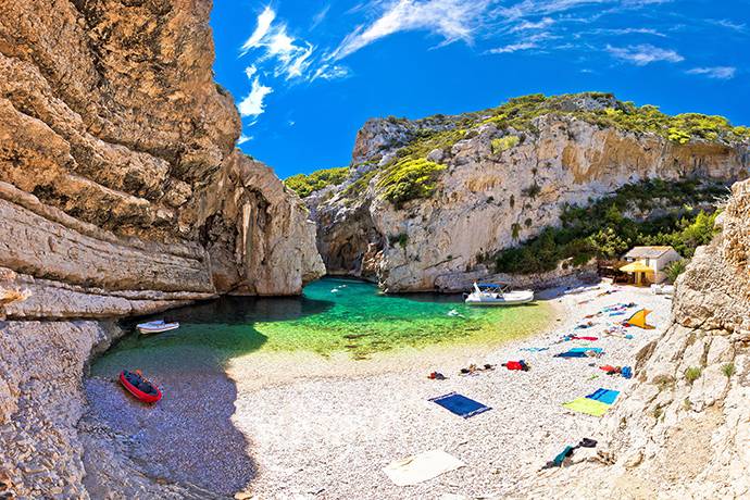 Plaża Stiniva na wyspie Vis.jpeg