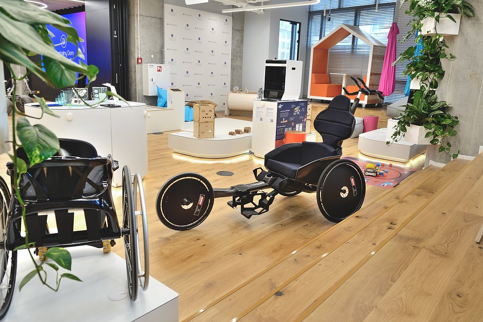 drukowany w technologii 3D inwalidzki wózek biegowy EASY Edge BULLET Cosmotech 3D,