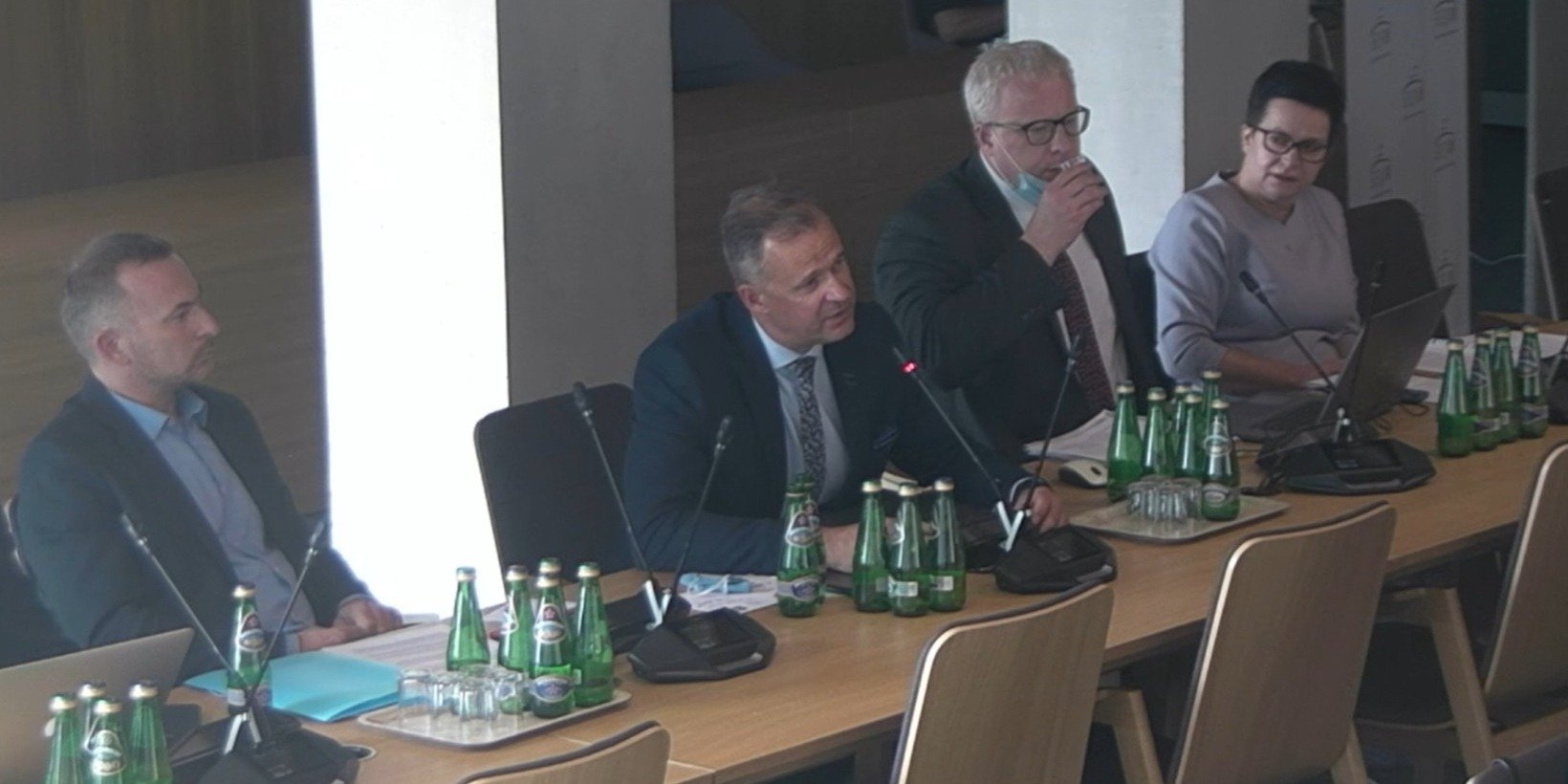 Decyzja podkomisji: cofnięcie zezwolenia za naruszenie niezależności farmaceuty