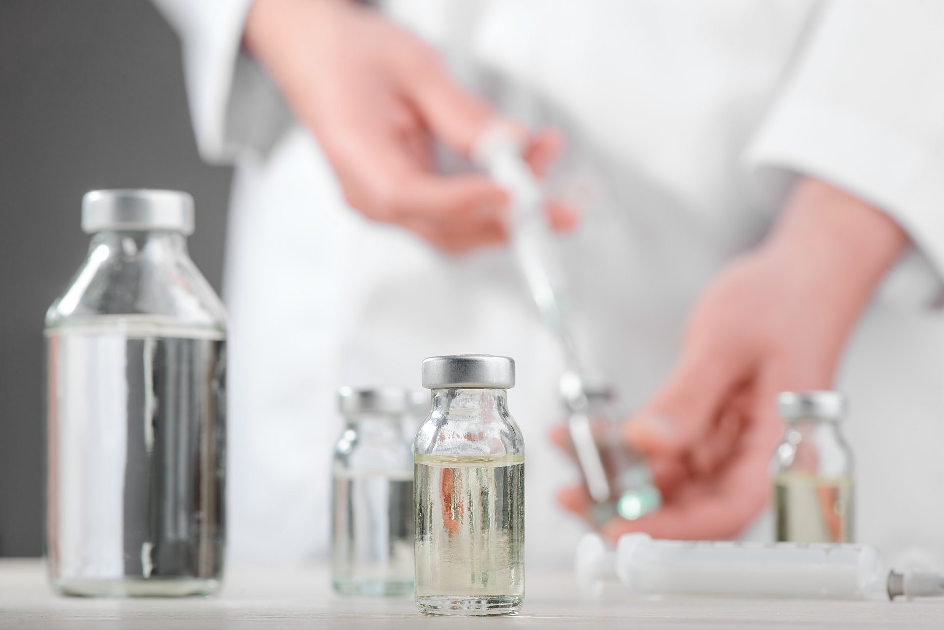 Farmaceuci będą szczepić przeciwko COVID-19? Jak, gdzie i kogo?