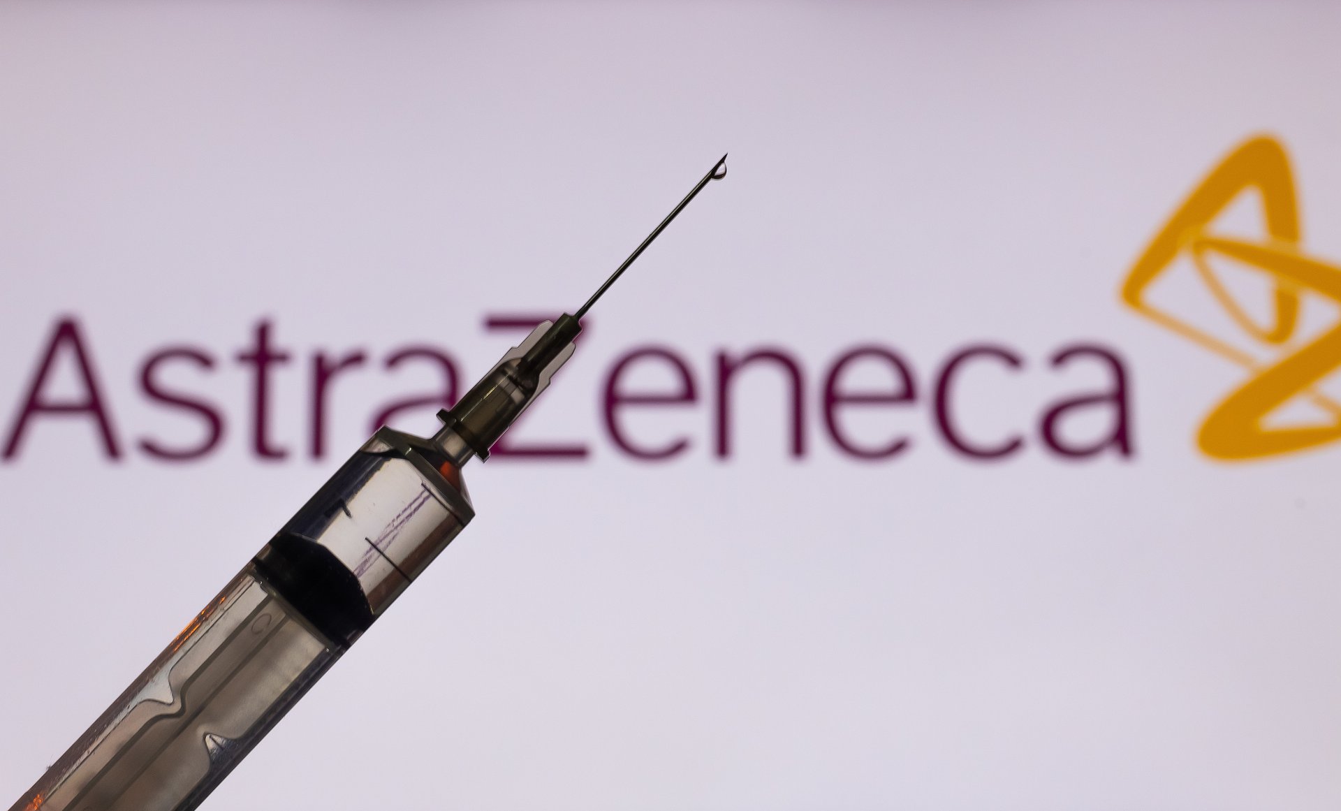 Szczepionka od AstraZeneca z rekomendacją i mankamentami