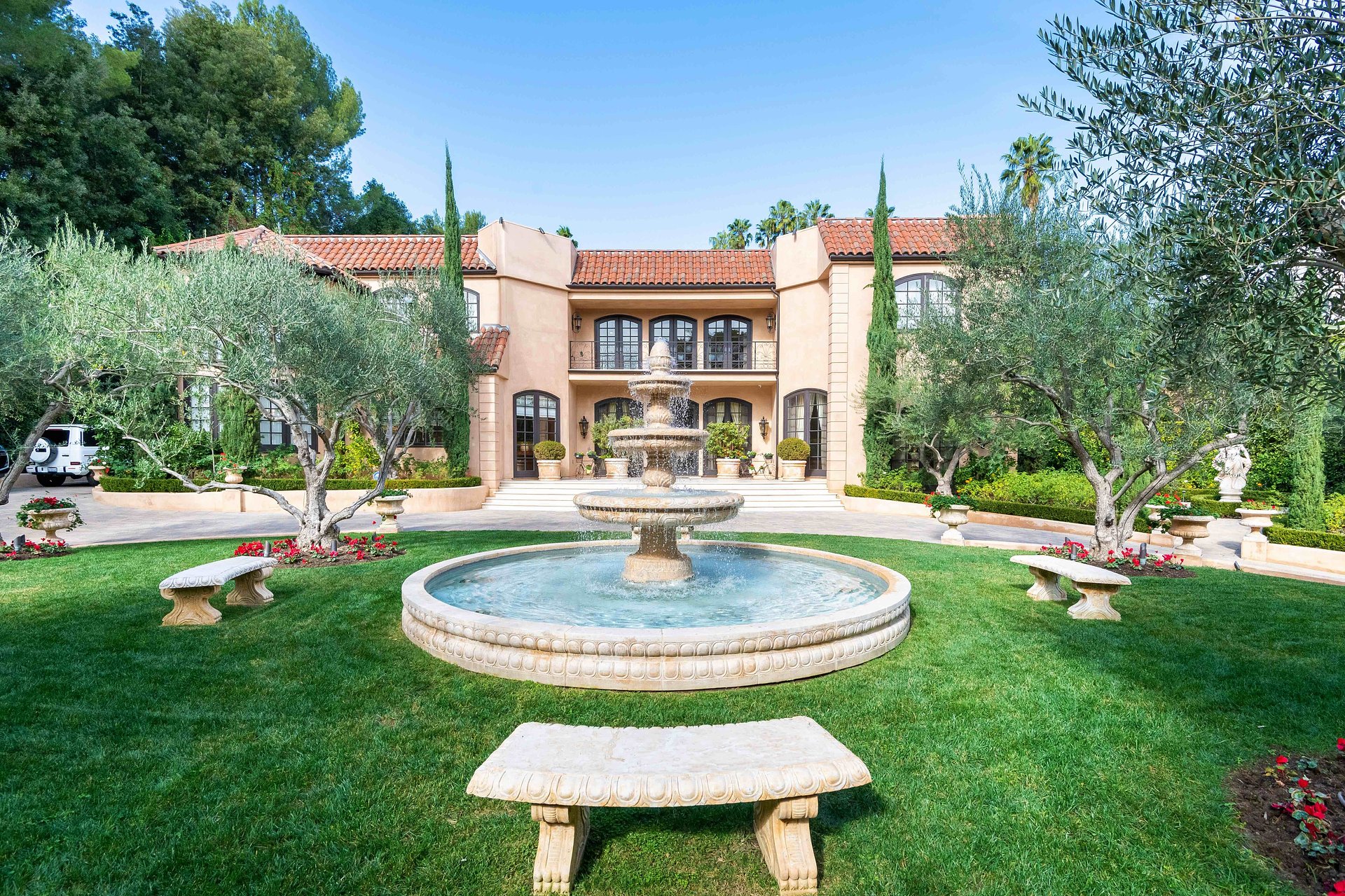 Jade Mills Announces Listing of Beverly Hills Estate for 18.995 Million