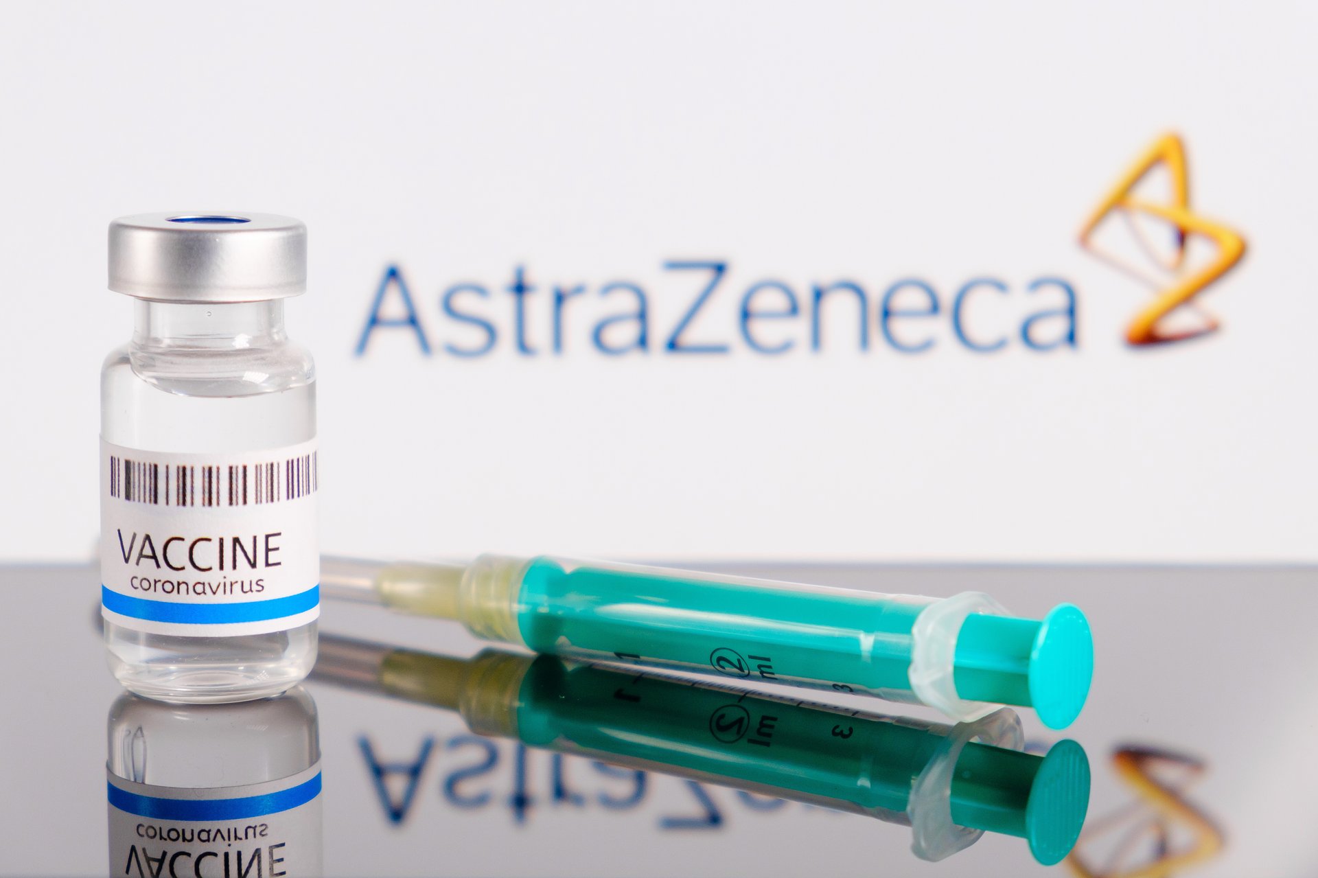 Szczepionka AstraZeneca: korzyści ponad ryzykiem - mimo możliwego związku z rzadkimi zakrzepami