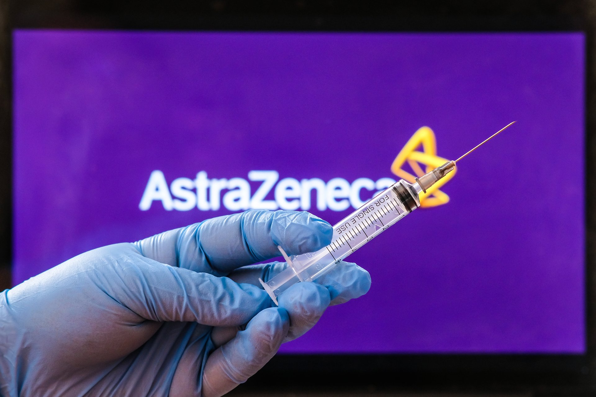 Szczepionka AstraZeneca - jakie objawy mogą wskazywać na ryzyko groźnych powikłań?