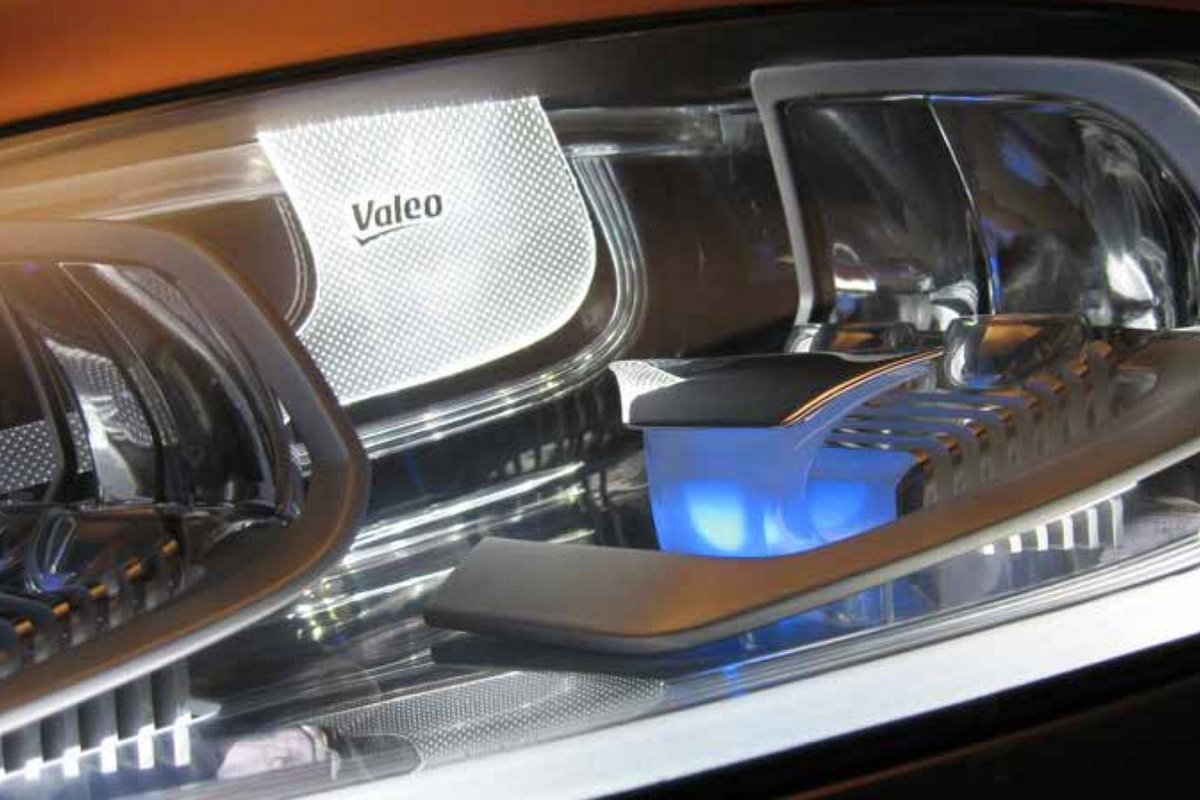Halogen and xenon headlamps Valeo explains the differences