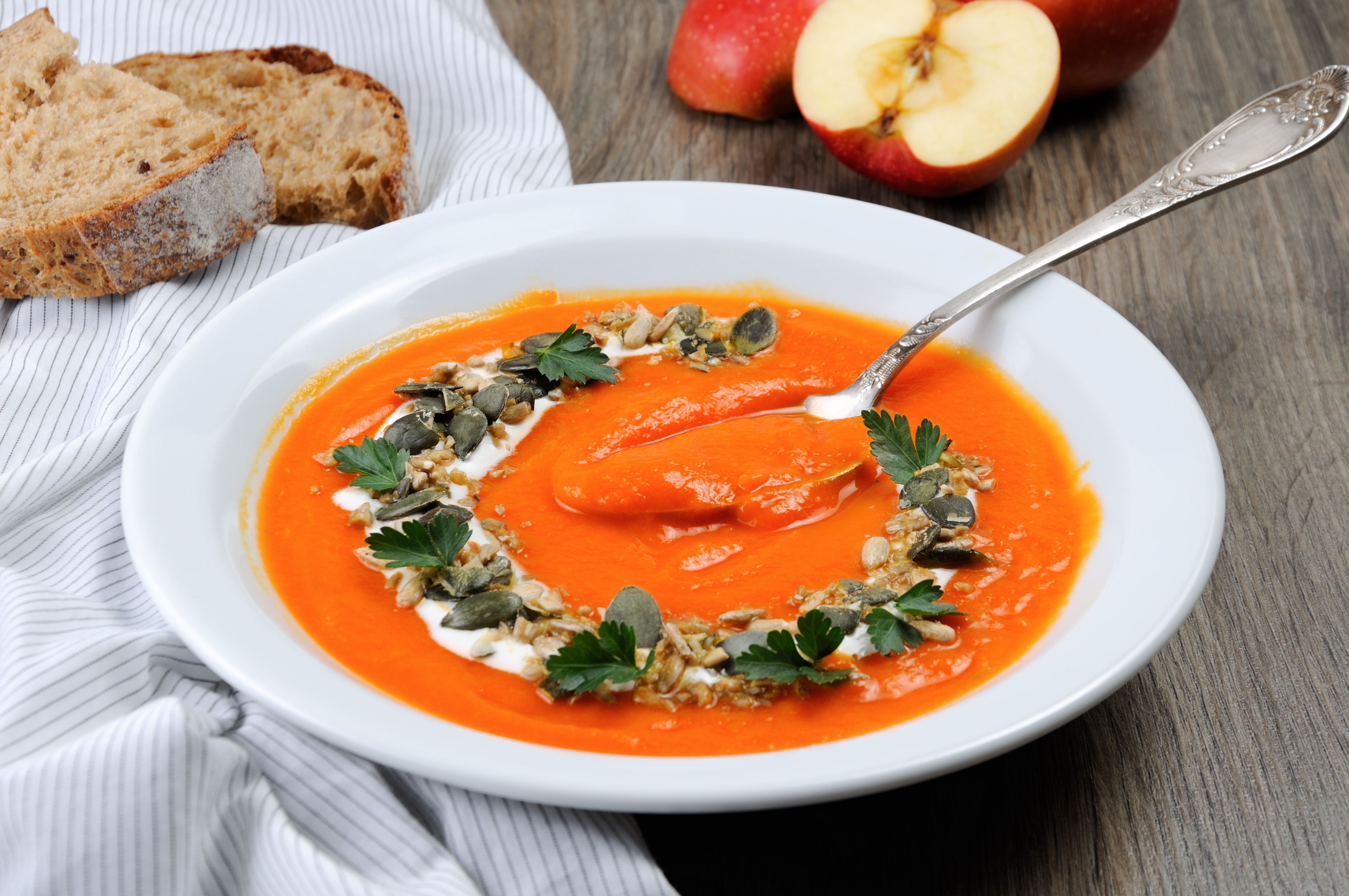 Тыквенный суп от ивлева. Чечевичный крем суп. Тыквенный суп-пюре с куриной печенью. Шафран в сливочном супе. Тыквенный суп от ивлева.